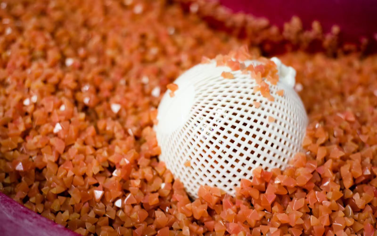 Jak poprawić estetykę części Dowiedz się o szerokiej gamie wykończeń powierzchni i materiałów, dzięki którym powstają estetyczne części niestandardowe.